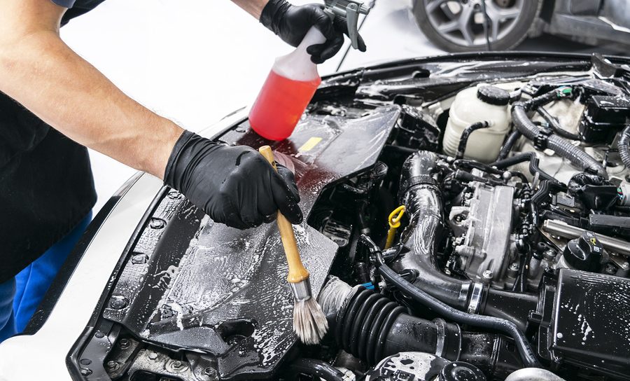Các bộ phận điện trong khoang máy ô tô được che chắn trước khi vệ sinh